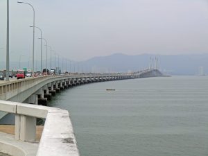 8 Kilometer lange Brücke aufs Festland