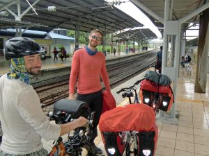 Freudig wird der Zug erwartet, der uns aus Kuala Lumpur rausbringt