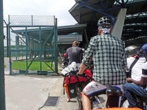 Grenzübergang gleich sind wir in Singapur ...
