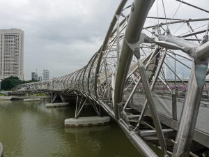 Helix Bridge in Singapur. Die Brücke ist relativ neu und befindet sich in Marina Bay.