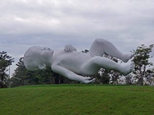 An der Küste von Singapur kann man derzeit in den "Gardens" eine riesige Skulptur bewundern.