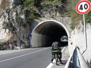 Einer von sehr vielen Tunneln in Italien … ich mag keine Tunnel und mit dem Fahrrad schon gar nicht )-: