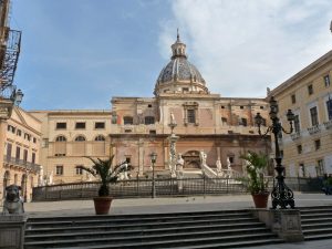 ...Fontana Pretoria ist ein Brunnen in Palermo...