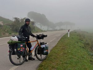 Bei solch einem Wetter fällt das Radfahren echt nicht leicht … aber für euch lache ich trotzdem.