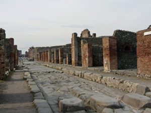 Straße in der untergegangen Stadt Pompeji