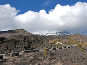Die Straße SP92 schlängelt sich, in Serpentinen durch die Lavafelder.