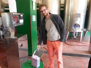 Fuer 1,25 Euro den Liter kann man sich hier den Kanister volltanken