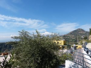 Jetzt bin ich wieder in Taormina angekommen und der Aetna mittlerweile in schneebedeckt