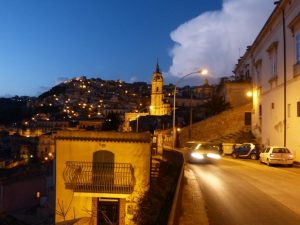 Er zeigt mir anschliessend die Altstadt von Modica