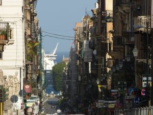 Das Meer und der Hafen sind in Palermo schon von weitem erkennbar