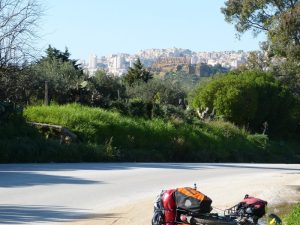Diesmal mit Rad in Agrigento - die Tempel zeigen sich schon aus der Entfernung