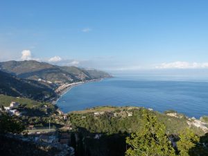 Taormina bietet neben dem Theater wunderschoene Aussblicke auf die Kueste