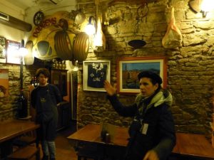 Stadtführung in Florenz: 'Auf den Tischen gibt es keine Decken sondern Papierunterleger und die Wände sind aus Stein, das ist typisch florentinisch' - ah ja...