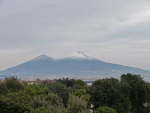 Auf dem Weg zu Pompeji kann man auch den Vesuv bestaunen