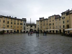Die Altstadt von Lucca ist sehenswert, hier auf dem Platz des alten Amphitheaters
