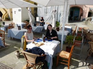 Mittagessen bei mediterraner Atmosphäre - hier mit zwei Kiwis aus dem Hostel