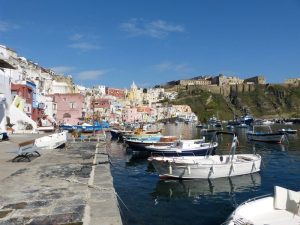 Um Neapels Trubel zu entfliehen bietet sich ein Ausflug auf die kleine Fischerinsel Procida an