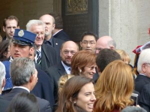 Rösler und Schulz (Präsident des Europäischen Parlaments) sind zusammen nach Rome gekommen, im Schlepptau dabei war...