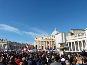 Zu Beginn der Messe noch ganz hinten auf dem Petersplatz...