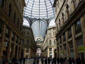 Lange Schlangen vor der Post, vielleicht hat Berlusconi wieder "Steuererstattungen" verschickt