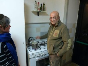 Der Hostel-Besitzer Giovanni gibt nicht nur ausführliche Neapel-Hintergrundinformationen sondern auch Kochunterricht