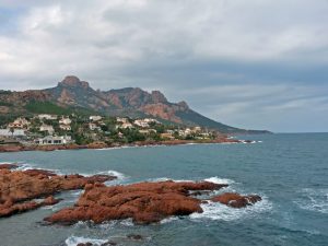 Die Felsen des Esterel Massivs an der Cote d Azur