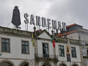 Sandeman ist eines der größten Port- und Sherry-Handelshäuser und angeblich die erste Firma, die je für Portwein Werbung gemacht hat.