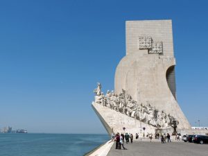 Das Padrão dos Descobrimentos (deutsch Denkmal der Entdeckungen) steht im Stadtteil Belém in Lissabon am Ufer des Flusses Tejo.