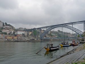 Porto, Altstadt mit altem Portwein-Boot (Portugal)