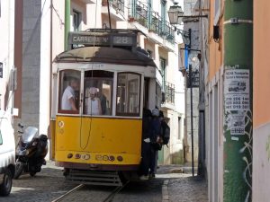 Straßenbahn surfen in Lissabon