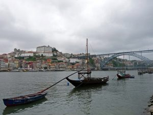 Sicht vom Ufer des Douro auf Porto und die Brücke „Ponte Dom Luís I“
