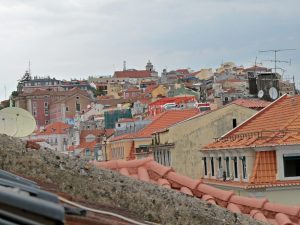 ... über denn Dächern von Lissabon ... Blick aus dem Dachfenster des Hostels ...