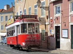 Die Strassenbahn 28 (auf portugiesisch "eléctrico") durchquert Lissabon von Ost nach West.