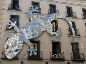 ein Gecko ganz aus CDscheiben in Madrid