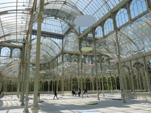 Der Palacio de Cristal liegt mitten im Parque del Retiro und ist eine völlig verglaste Anlage, in der normalerweise exotische Pflanzen blühen.
