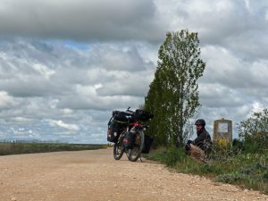 Pause an einem der unzähligen Kilometersteine am Camino de Santiago