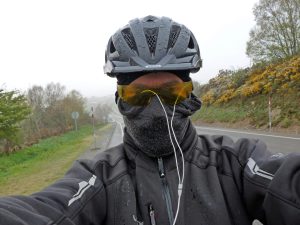 Bei den Abfahrten versuche ich mich vor dem kalten Wind zu schützen …