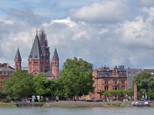 Die Stadt Mainz, gegenüber der Mündung des Mains am Rhein gelegen